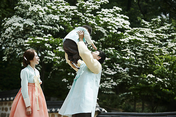 포토 JPG 주간 한국전통 부부 여자 남자 행복 아들 어린이 가족 엄마 한옥 서기 소년 상반신 성인 야외 옆모습 세명 30대 화목 한국인 가족라이프 아빠 한복 들어올리기 국내포토 자연요소 전통 라이프스타일 커플 감정 뷰포인트 컨셉 고건축 관계 모션 한국 사람 동양인 장년 전통의상 파일형식