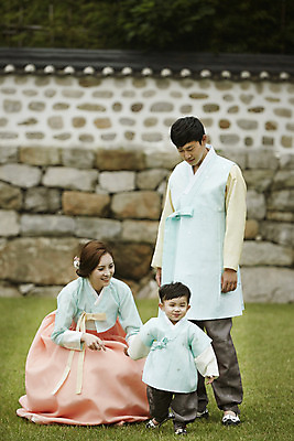 포토 JPG 주간 전신 한국전통 부부 여자 남자 행복 아들 어린이 가족 엄마 한옥 서기 미소 앉기 소년 성인 야외 앞모습 세명 30대 걷기 화목 한국인 가족라이프 아빠 한복 국내포토 자연요소 전통 라이프스타일 커플 감정 뷰포인트 컨셉 고건축 관계 모션 한국 표정 사람 동양인 장년 전통의상 파일형식