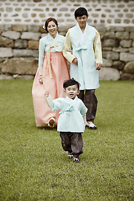 포토 JPG 주간 전신 한국전통 부부 여자 남자 행복 아들 어린이 가족 엄마 한옥 서기 소년 잔디 성인 야외 앞모습 세명 30대 달리기 화목 한국인 가족라이프 아빠 한복 즐거움 국내포토 자연요소 식물 전통 라이프스타일 커플 감정 뷰포인트 컨셉 고건축 관계 모션 한국 사람 동양인 장년 전통의상 파일형식