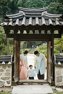 포토 JPG 주간 전신 한국전통 부부 여자 남자 행복 아들 어린이 가족 엄마 한옥 소년 성인 야외 앞모습 세명 30대 문 걷기 손잡기 화목 한국인 가족라이프 아빠 한복 국내포토 자연요소 전통 라이프스타일 커플 감정 뷰포인트 컨셉 고건축 관계 모션 한국 사람 동양인 장년 전통의상 파일형식