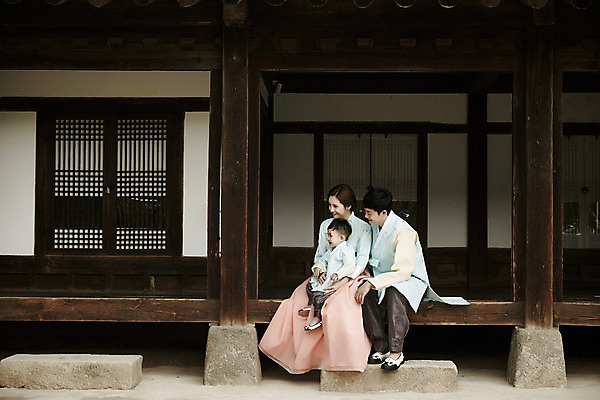 포토 JPG 주간 전신 한국전통 부부 응시 여자 남자 행복 아들 어린이 가족 엄마 한옥 앉기 소년 성인 야외 옆모습 세명 30대 화목 한국인 가족라이프 대청 아빠 한복 국내포토 자연요소 전통 라이프스타일 커플 시선 감정 뷰포인트 컨셉 고건축 관계 모션 한국 사람 동양인 장년 전통의상 파일형식