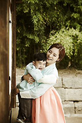 포토 JPG 주간 한국전통 여자 남자 행복 아들 어린이 가족 안기 엄마 한옥 서기 미소 소년 상반신 성인 야외 두명 옆모습 30대 화목 한국인 가족라이프 한복 아들바보 국내포토 모자관계 자연요소 전통 라이프스타일 감정 뷰포인트 컨셉 고건축 관계 모션 한국 표정 사람 동양인 장년 전통의상 파일형식