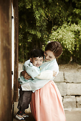 포토 JPG 주간 한국전통 여자 남자 행복 아들 어린이 가족 안기 엄마 한옥 서기 미소 소년 상반신 성인 야외 두명 옆모습 30대 화목 한국인 가족라이프 한복 아들바보 국내포토 모자관계 자연요소 전통 라이프스타일 감정 뷰포인트 컨셉 고건축 관계 모션 한국 표정 사람 동양인 장년 전통의상 파일형식