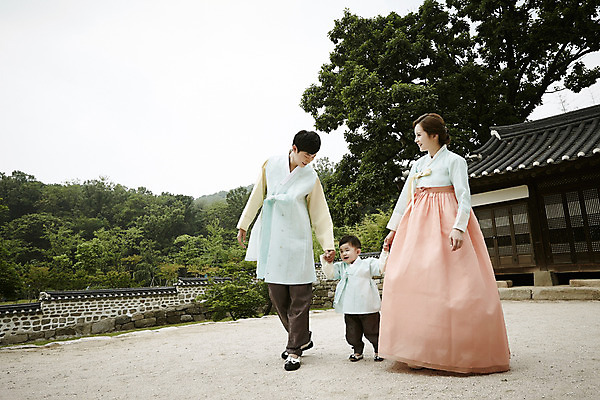 포토 JPG 주간 전신 한국전통 부부 여자 남자 행복 아들 어린이 가족 엄마 한옥 소년 성인 야외 앞모습 세명 30대 걷기 손잡기 화목 한국인 가족라이프 아빠 한복 국내포토 자연요소 전통 라이프스타일 커플 감정 뷰포인트 컨셉 고건축 관계 모션 한국 사람 동양인 장년 전통의상 파일형식