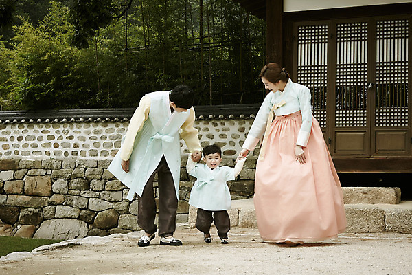 포토 JPG 주간 전신 한국전통 부부 여자 남자 행복 아들 어린이 가족 엄마 한옥 소년 성인 야외 앞모습 세명 30대 걷기 손잡기 화목 한국인 가족라이프 아빠 한복 국내포토 자연요소 전통 라이프스타일 커플 감정 뷰포인트 컨셉 고건축 관계 모션 한국 사람 동양인 장년 전통의상 파일형식