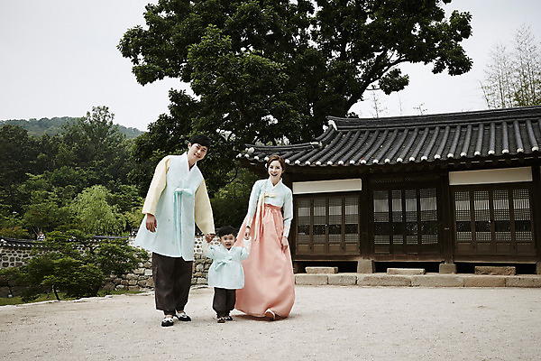 포토 JPG 주간 전신 한국전통 부부 여자 남자 행복 아들 어린이 가족 엄마 한옥 소년 성인 야외 앞모습 세명 30대 걷기 손잡기 화목 한국인 가족라이프 아빠 한복 국내포토 자연요소 전통 라이프스타일 커플 감정 뷰포인트 컨셉 고건축 관계 모션 한국 사람 동양인 장년 전통의상 파일형식
