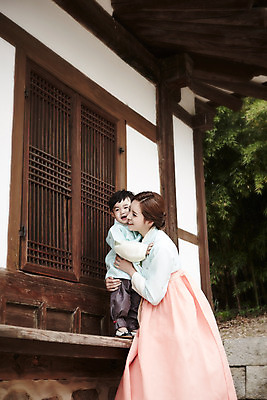 포토 JPG 주간 전신 한국전통 여자 남자 행복 아들 어린이 가족 안기 엄마 한옥 서기 소년 상반신 성인 야외 두명 옆모습 30대 화목 한국인 가족라이프 한복 아들바보 국내포토 모자관계 자연요소 전통 라이프스타일 감정 뷰포인트 컨셉 고건축 관계 모션 한국 사람 동양인 장년 전통의상 파일형식
