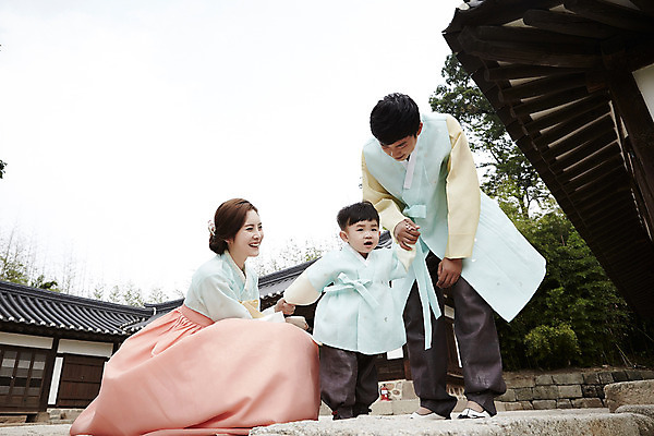 포토 JPG 주간 전신 한국전통 부부 여자 남자 행복 아들 어린이 가족 엄마 한옥 서기 앉기 소년 성인 야외 앞모습 세명 30대 걷기 화목 한국인 가족라이프 아빠 한복 국내포토 자연요소 전통 라이프스타일 커플 감정 뷰포인트 컨셉 고건축 관계 모션 한국 사람 동양인 장년 전통의상 파일형식