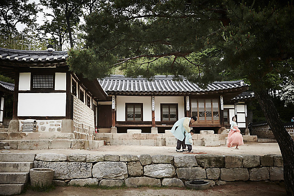 포토 JPG 주간 전신 한국전통 부부 여자 남자 행복 아들 어린이 장난 가족 엄마 한옥 소년 성인 야외 옆모습 세명 30대 걷기 정원 화목 한국인 가족라이프 아빠 한복 국내포토 자연요소 전통 라이프스타일 커플 감정 뷰포인트 컨셉 고건축 관계 모션 한국 사람 동양인 장년 전통의상 파일형식