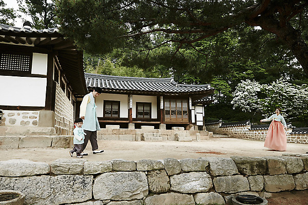 포토 JPG 주간 전신 한국전통 부부 여자 남자 행복 아들 어린이 장난 가족 엄마 한옥 소년 성인 야외 옆모습 세명 30대 걷기 정원 화목 한국인 가족라이프 아빠 한복 국내포토 자연요소 전통 라이프스타일 커플 감정 뷰포인트 컨셉 고건축 관계 모션 한국 사람 동양인 장년 전통의상 파일형식