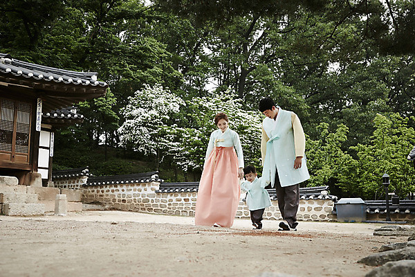 포토 JPG 주간 전신 한국전통 부부 여자 남자 행복 아들 어린이 가족 엄마 한옥 소년 성인 야외 앞모습 세명 30대 걷기 정원 손잡기 화목 한국인 가족라이프 아빠 한복 국내포토 자연요소 전통 라이프스타일 커플 감정 뷰포인트 컨셉 고건축 관계 모션 한국 사람 동양인 장년 전통의상 파일형식