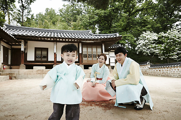 포토 JPG 주간 전신 한국전통 부부 여자 남자 행복 아들 어린이 가족 엄마 한옥 미소 앉기 소년 상반신 성인 야외 앞모습 세명 30대 걷기 화목 한국인 가족라이프 아빠 한복 즐거움 국내포토 자연요소 전통 라이프스타일 커플 감정 뷰포인트 컨셉 고건축 관계 모션 한국 표정 사람 동양인 장년 전통의상 파일형식