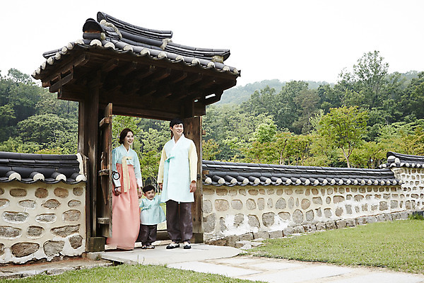 포토 JPG 주간 전신 한국전통 부부 여자 남자 행복 아들 어린이 가족 엄마 한옥 소년 성인 야외 앞모습 세명 30대 문 걷기 손잡기 화목 한국인 가족라이프 아빠 한복 국내포토 자연요소 전통 라이프스타일 커플 감정 뷰포인트 컨셉 고건축 관계 모션 한국 사람 동양인 장년 전통의상 파일형식