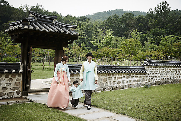 포토 JPG 주간 전신 한국전통 부부 여자 남자 행복 아들 어린이 가족 엄마 한옥 소년 성인 야외 앞모습 세명 30대 문 걷기 손잡기 화목 한국인 가족라이프 아빠 한복 국내포토 자연요소 전통 라이프스타일 커플 감정 뷰포인트 컨셉 고건축 관계 모션 한국 사람 동양인 장년 전통의상 파일형식