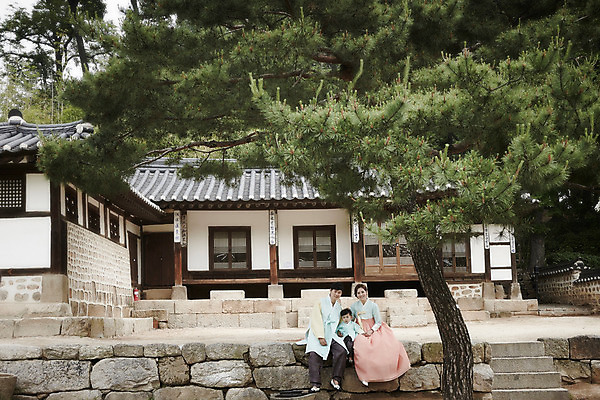 포토 JPG 주간 전신 한국전통 부부 여자 남자 행복 아들 어린이 가족 엄마 한옥 돌담 앉기 소년 성인 야외 앞모습 세명 30대 화목 한국인 소나무 가족라이프 아빠 한복 국내포토 자연요소 나무 전통 라이프스타일 커플 감정 뷰포인트 컨셉 고건축 관계 모션 한국 사람 동양인 장년 담장 돌_바위 전통의상 파일형식