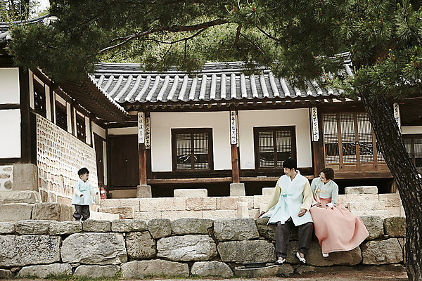 포토 JPG 주간 전신 한국전통 부부 여자 남자 행복 아들 어린이 가족 엄마 한옥 돌담 앉기 소년 성인 야외 앞모습 세명 30대 걷기 화목 한국인 가족라이프 아빠 한복 국내포토 자연요소 전통 라이프스타일 커플 감정 뷰포인트 컨셉 고건축 관계 모션 한국 사람 동양인 장년 담장 돌_바위 전통의상 파일형식