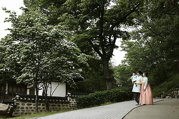 포토 JPG 주간 전신 한국전통 부부 여자 남자 행복 아들 어린이 가족 엄마 한옥 소년 성인 야외 옆모습 세명 30대 걷기 손잡기 화목 한국인 가족라이프 아빠 한복 국내포토 자연요소 전통 라이프스타일 커플 감정 뷰포인트 컨셉 고건축 관계 모션 한국 사람 동양인 장년 전통의상 파일형식