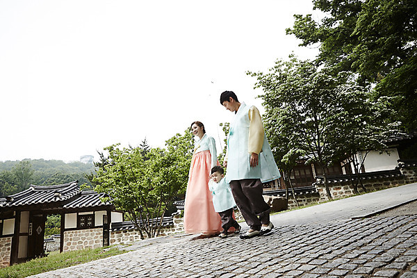 포토 JPG 주간 전신 한국전통 부부 여자 남자 행복 아들 어린이 가족 엄마 한옥 소년 성인 야외 옆모습 세명 30대 걷기 손잡기 화목 한국인 가족라이프 아빠 한복 국내포토 자연요소 전통 라이프스타일 커플 감정 뷰포인트 컨셉 고건축 관계 모션 한국 사람 동양인 장년 전통의상 파일형식