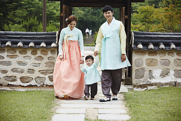 포토 JPG 주간 전신 한국전통 부부 여자 남자 행복 아들 어린이 가족 엄마 한옥 소년 성인 야외 앞모습 세명 30대 문 걷기 손잡기 화목 한국인 가족라이프 아빠 한복 국내포토 자연요소 전통 라이프스타일 커플 감정 뷰포인트 컨셉 고건축 관계 모션 한국 사람 동양인 장년 전통의상 파일형식