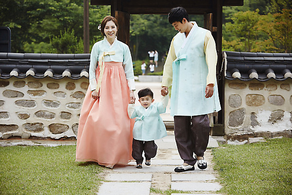 포토 JPG 주간 전신 한국전통 부부 여자 남자 행복 아들 어린이 가족 엄마 한옥 소년 성인 야외 앞모습 세명 30대 문 걷기 손잡기 화목 한국인 가족라이프 아빠 한복 국내포토 자연요소 전통 라이프스타일 커플 감정 뷰포인트 컨셉 고건축 관계 모션 한국 사람 동양인 장년 전통의상 파일형식