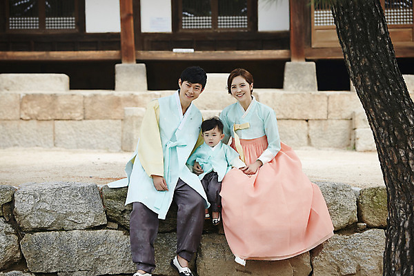 포토 JPG 주간 전신 한국전통 부부 여자 남자 행복 아들 어린이 가족 엄마 한옥 돌담 미소 앉기 소년 성인 야외 앞모습 세명 30대 화목 한국인 가족라이프 아빠 한복 국내포토 자연요소 전통 라이프스타일 커플 감정 뷰포인트 컨셉 고건축 관계 모션 한국 표정 사람 동양인 장년 담장 돌_바위 전통의상 파일형식