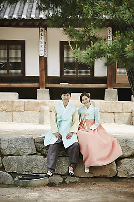 포토 JPG 주간 전신 한국전통 부부 여자 남자 행복 어린이 가족 한옥 돌담 미소 앉기 성인 야외 두명 앞모습 30대 화목 한국인 가족라이프 한복 국내포토 자연요소 전통 라이프스타일 커플 감정 뷰포인트 컨셉 고건축 관계 모션 한국 표정 사람 동양인 장년 담장 돌_바위 전통의상 파일형식
