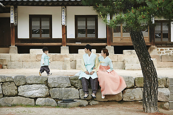 포토 JPG 주간 한국전통 부부 응시 여자 남자 행복 아들 어린이 가족 엄마 한옥 앉기 소년 성인 야외 앞모습 세명 30대 걷기 화목 한국인 소나무 가족라이프 아빠 한복 국내포토 자연요소 나무 전통 라이프스타일 커플 시선 감정 뷰포인트 컨셉 고건축 관계 모션 한국 사람 동양인 장년 전통의상 파일형식