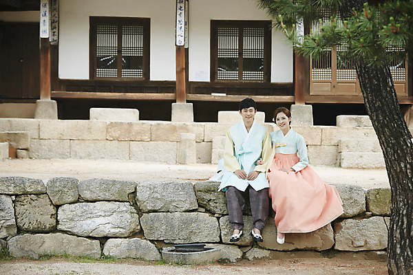 포토 JPG 주간 전신 한국전통 부부 여자 남자 행복 어린이 가족 한옥 돌담 미소 앉기 성인 야외 두명 앞모습 30대 화목 한국인 가족라이프 한복 국내포토 자연요소 전통 라이프스타일 커플 감정 뷰포인트 컨셉 고건축 관계 모션 한국 표정 사람 동양인 장년 담장 돌_바위 전통의상 파일형식