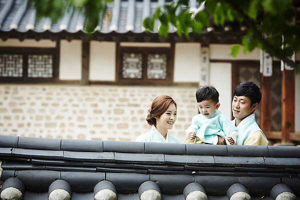 포토 JPG 주간 한국전통 부부 여자 남자 행복 아들 어린이 가족 안기 엄마 한옥 서기 소년 상반신 성인 야외 앞모습 세명 30대 화목 한국인 가족라이프 아빠 한복 기와담장 국내포토 자연요소 전통 라이프스타일 커플 감정 뷰포인트 컨셉 고건축 관계 모션 한국 기와 사람 동양인 장년 담장 전통의상 파일형식