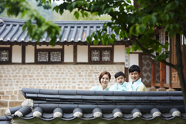 포토 JPG 주간 한국전통 부부 여자 남자 행복 아들 어린이 가족 안기 엄마 한옥 서기 미소 소년 상반신 성인 야외 앞모습 세명 30대 화목 한국인 가족라이프 아빠 한복 기와담장 국내포토 자연요소 전통 라이프스타일 커플 감정 뷰포인트 컨셉 고건축 관계 모션 한국 표정 기와 사람 동양인 장년 담장 전통의상 파일형식