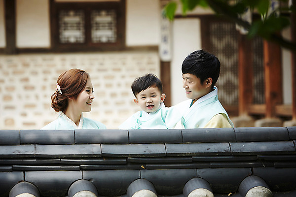 포토 JPG 주간 한국전통 부부 여자 남자 행복 아들 어린이 가족 안기 엄마 한옥 서기 미소 소년 상반신 성인 야외 앞모습 세명 30대 화목 한국인 가족라이프 아빠 한복 기와담장 국내포토 자연요소 전통 라이프스타일 커플 감정 뷰포인트 컨셉 고건축 관계 모션 한국 표정 기와 사람 동양인 장년 담장 전통의상 파일형식