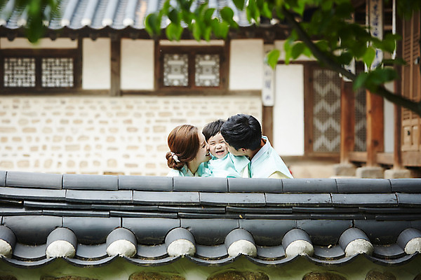 포토 JPG 주간 한국전통 부부 여자 남자 행복 아들 어린이 가족 안기 엄마 한옥 키스 서기 소년 상반신 성인 야외 앞모습 옆모습 세명 30대 화목 한국인 가족라이프 아빠 한복 기와담장 국내포토 자연요소 전통 라이프스타일 커플 감정 뷰포인트 컨셉 고건축 관계 모션 한국 기와 사람 동양인 장년 담장 전통의상 애정표현 파일형식