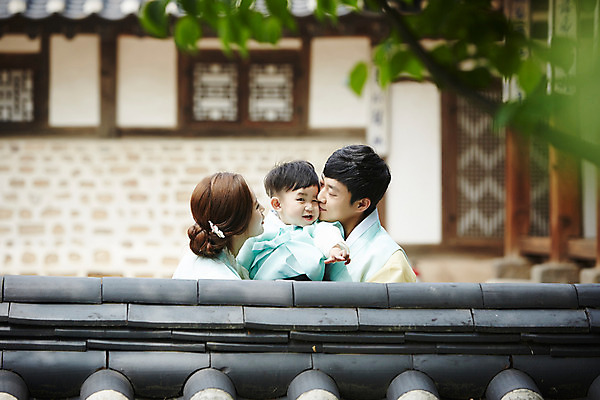 포토 JPG 주간 한국전통 부부 여자 남자 행복 아들 어린이 가족 안기 엄마 한옥 키스 서기 소년 상반신 성인 야외 앞모습 옆모습 세명 30대 화목 한국인 가족라이프 아빠 한복 기와담장 국내포토 자연요소 전통 라이프스타일 커플 감정 뷰포인트 컨셉 고건축 관계 모션 한국 기와 사람 동양인 장년 담장 전통의상 애정표현 파일형식