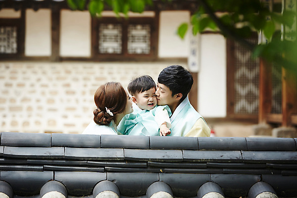 포토 JPG 주간 한국전통 부부 여자 남자 행복 아들 어린이 가족 안기 엄마 한옥 키스 서기 소년 상반신 성인 야외 앞모습 옆모습 세명 30대 화목 한국인 가족라이프 아빠 한복 기와담장 국내포토 자연요소 전통 라이프스타일 커플 감정 뷰포인트 컨셉 고건축 관계 모션 한국 기와 사람 동양인 장년 담장 전통의상 애정표현 파일형식