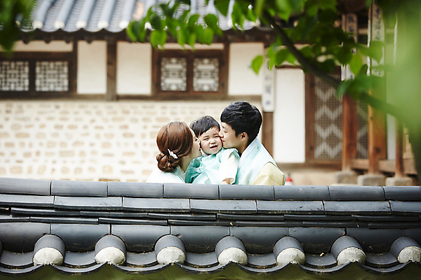 포토 JPG 주간 한국전통 부부 여자 남자 행복 아들 어린이 가족 안기 엄마 한옥 키스 서기 소년 상반신 성인 야외 앞모습 옆모습 세명 30대 화목 한국인 가족라이프 아빠 한복 기와담장 국내포토 자연요소 전통 라이프스타일 커플 감정 뷰포인트 컨셉 고건축 관계 모션 한국 기와 사람 동양인 장년 담장 전통의상 애정표현 파일형식