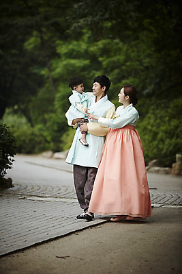 포토 JPG 주간 전신 한국전통 부부 여자 남자 행복 아들 어린이 가족 안기 엄마 한옥 소년 성인 야외 앞모습 세명 30대 걷기 화목 한국인 가족라이프 아빠 한복 국내포토 자연요소 전통 라이프스타일 커플 감정 뷰포인트 컨셉 고건축 관계 모션 한국 사람 동양인 장년 전통의상 파일형식