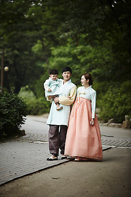 포토 JPG 주간 전신 한국전통 부부 여자 남자 행복 아들 어린이 가족 안기 엄마 한옥 소년 성인 야외 앞모습 세명 30대 걷기 화목 한국인 가족라이프 아빠 한복 국내포토 자연요소 전통 라이프스타일 커플 감정 뷰포인트 컨셉 고건축 관계 모션 한국 사람 동양인 장년 전통의상 파일형식