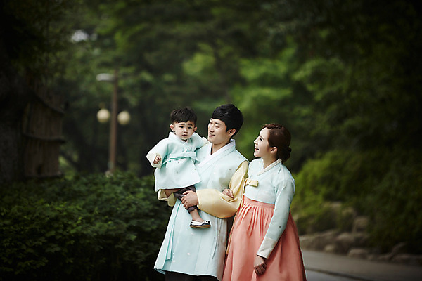 포토 JPG 주간 한국전통 부부 여자 남자 행복 아들 어린이 가족 안기 엄마 소년 상반신 성인 야외 앞모습 세명 30대 걷기 화목 한국인 가족라이프 아빠 한복 국내포토 자연요소 전통 라이프스타일 커플 감정 뷰포인트 컨셉 관계 모션 한국 사람 동양인 장년 전통의상 파일형식