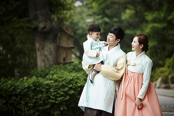 포토 JPG 주간 한국전통 부부 여자 남자 행복 아들 어린이 가족 안기 엄마 소년 상반신 성인 야외 앞모습 세명 30대 걷기 화목 한국인 가족라이프 아빠 한복 국내포토 자연요소 전통 라이프스타일 커플 감정 뷰포인트 컨셉 관계 모션 한국 사람 동양인 장년 전통의상 파일형식