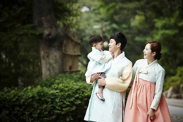 포토 JPG 주간 한국전통 부부 여자 남자 행복 아들 어린이 가족 안기 엄마 소년 상반신 성인 야외 앞모습 세명 30대 걷기 화목 한국인 가족라이프 아빠 한복 국내포토 자연요소 전통 라이프스타일 커플 감정 뷰포인트 컨셉 관계 모션 한국 사람 동양인 장년 전통의상 파일형식