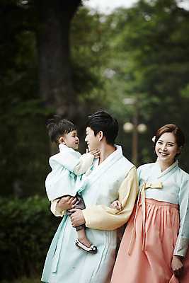 포토 JPG 주간 한국전통 부부 여자 남자 행복 아들 어린이 가족 안기 엄마 소년 상반신 성인 야외 앞모습 세명 30대 걷기 화목 한국인 가족라이프 아빠 한복 국내포토 자연요소 전통 라이프스타일 커플 감정 뷰포인트 컨셉 관계 모션 한국 사람 동양인 장년 전통의상 파일형식