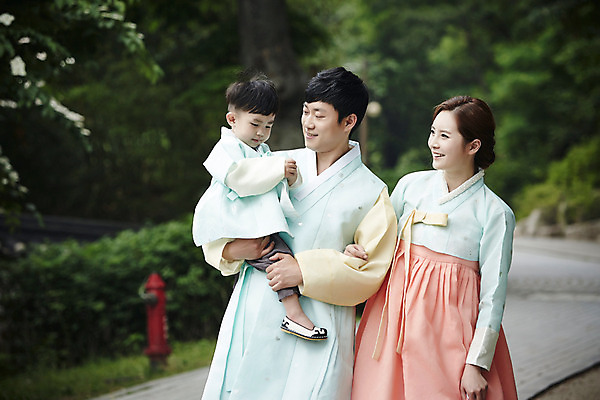 포토 JPG 주간 한국전통 부부 여자 남자 행복 아들 어린이 가족 안기 엄마 소년 상반신 성인 야외 앞모습 세명 30대 걷기 화목 한국인 가족라이프 아빠 한복 국내포토 자연요소 전통 라이프스타일 커플 감정 뷰포인트 컨셉 관계 모션 한국 사람 동양인 장년 전통의상 파일형식