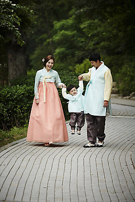 포토 JPG 주간 전신 한국전통 부부 여자 남자 행복 아들 어린이 가족 엄마 한옥 소년 성인 야외 앞모습 세명 30대 걷기 손잡기 화목 한국인 가족라이프 아빠 한복 들어올리기 국내포토 자연요소 전통 라이프스타일 커플 감정 뷰포인트 컨셉 고건축 관계 모션 한국 사람 동양인 장년 전통의상 파일형식