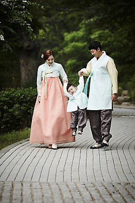 포토 JPG 주간 전신 한국전통 부부 여자 남자 행복 아들 어린이 가족 엄마 한옥 소년 성인 야외 앞모습 세명 30대 걷기 손잡기 화목 한국인 가족라이프 아빠 한복 들어올리기 국내포토 자연요소 전통 라이프스타일 커플 감정 뷰포인트 컨셉 고건축 관계 모션 한국 사람 동양인 장년 전통의상 파일형식