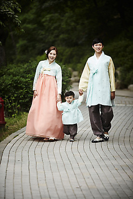 포토 JPG 주간 전신 한국전통 부부 여자 남자 행복 아들 어린이 가족 엄마 한옥 소년 성인 야외 앞모습 세명 30대 걷기 손잡기 화목 한국인 가족라이프 아빠 한복 국내포토 자연요소 전통 라이프스타일 커플 감정 뷰포인트 컨셉 고건축 관계 모션 한국 사람 동양인 장년 전통의상 파일형식