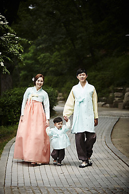 포토 JPG 주간 전신 한국전통 부부 여자 남자 행복 아들 어린이 가족 엄마 한옥 소년 성인 야외 앞모습 세명 30대 걷기 손잡기 화목 한국인 가족라이프 아빠 한복 국내포토 자연요소 전통 라이프스타일 커플 감정 뷰포인트 컨셉 고건축 관계 모션 한국 사람 동양인 장년 전통의상 파일형식