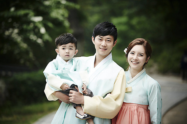 포토 JPG 주간 한국전통 부부 여자 남자 행복 아들 어린이 가족 안기 엄마 소년 상반신 성인 야외 앞모습 세명 30대 걷기 화목 한국인 가족라이프 아빠 한복 국내포토 자연요소 전통 라이프스타일 커플 감정 뷰포인트 컨셉 관계 모션 한국 사람 동양인 장년 전통의상 파일형식