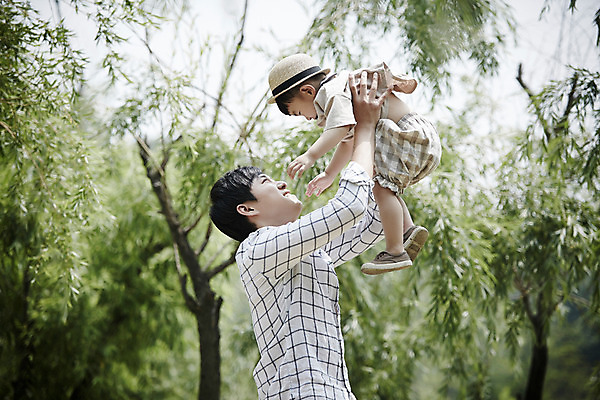 포토 JPG 주간 전신 공원 남자 행복 아들 가족 안기 서기 소년 상반신 성인 야외 두명 옆모습 30대 화목 한국인 가족라이프 아빠 부자지간 남자만 들어올리기 국내포토 자연요소 라이프스타일 공공시설 감정 어린이 뷰포인트 컨셉 관계 모션 사람 동양인 장년 파일형식