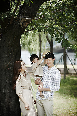 포토 JPG 주간 나무 모자 부부 공원 여자 남자 행복 아들 가족 안기 엄마 서기 미소 소년 상반신 성인 야외 앞모습 세명 30대 화목 산책 산책로 한국인 가족라이프 아빠 국내포토 자연요소 식물 라이프스타일 커플 잡화 공공시설 감정 길 어린이 뷰포인트 컨셉 관계 모션 휴식 표정 사람 동양인 장년 파일형식