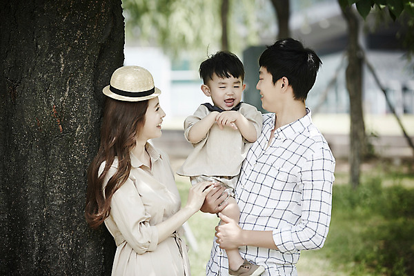 포토 JPG 주간 나무 모자 부부 공원 여자 남자 행복 아들 가족 안기 엄마 서기 미소 소년 상반신 성인 야외 앞모습 세명 30대 화목 산책 산책로 한국인 가족라이프 아빠 국내포토 자연요소 식물 라이프스타일 커플 잡화 공공시설 감정 길 어린이 뷰포인트 컨셉 관계 모션 휴식 표정 사람 동양인 장년 파일형식